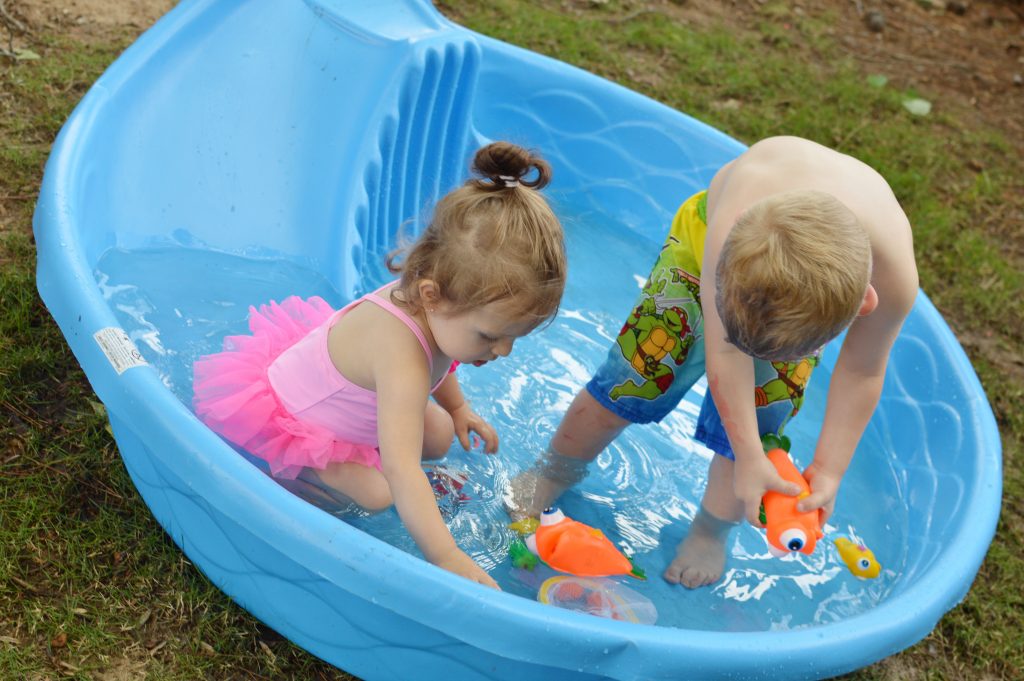 Backyard activities for toddlers to keep them entertained this summer! 