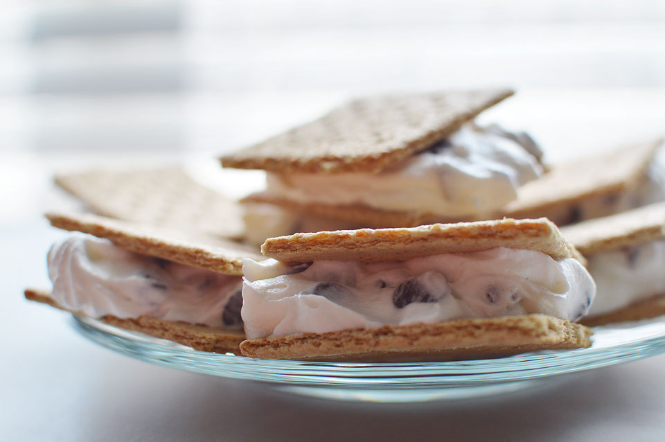 Looking for an easy summer treat? These light "ice cream" sandwiches are healthier than your normal ice cream sandwich and so much better! Only 3 ingredients and the perfect summer dessert!