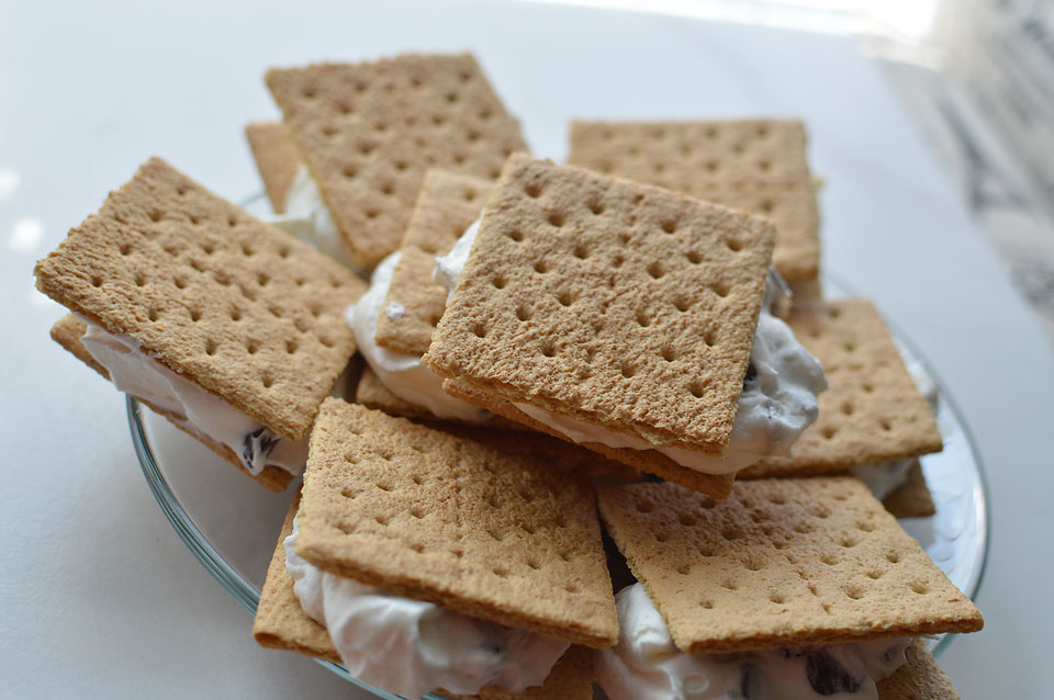 Looking for an easy summer treat? These light "ice cream" sandwiches are healthier than your normal ice cream sandwich and so much better! Only 3 ingredients and the perfect summer dessert!