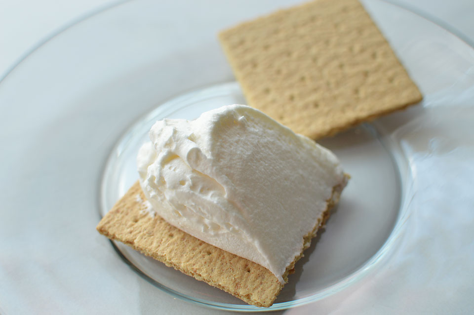 Looking for an easy summer treat? These light "ice cream" sandwiches are healthier than your normal ice cream sandwich and so much better! Only 3 ingredients and the perfect summer dessert!