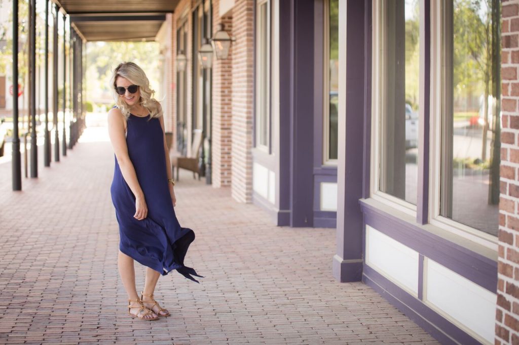 From summer to fall with navy blue. It's the perfect color to transition from the warm weather to the cooler months. Click through to read more! 