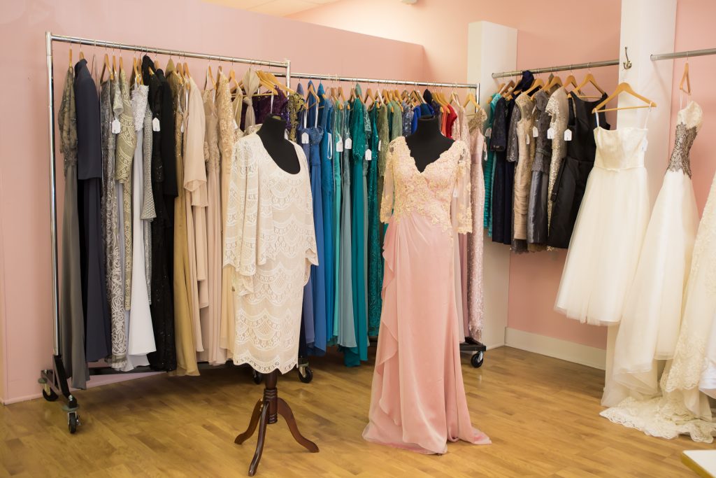 Life and style blogger, the Samantha Show sits down with the owners of Uptown Gowns and am sharing tips for finding the perfect wedding dress!