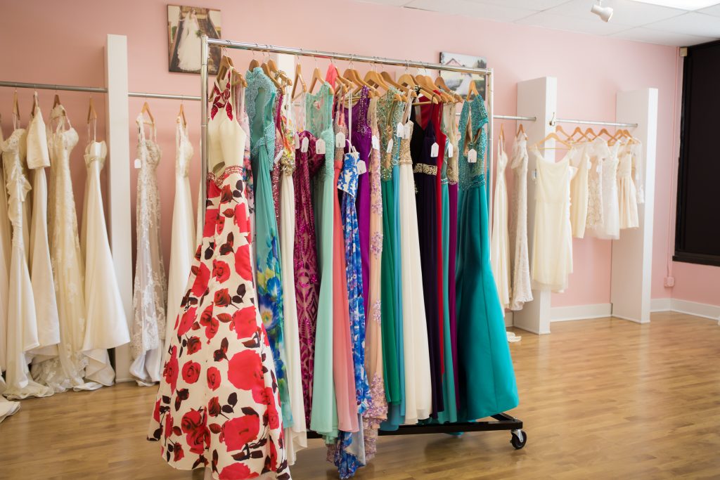 Life and style blogger, the Samantha Show sits down with the owners of Uptown Gowns and am sharing tips for finding the perfect wedding dress!