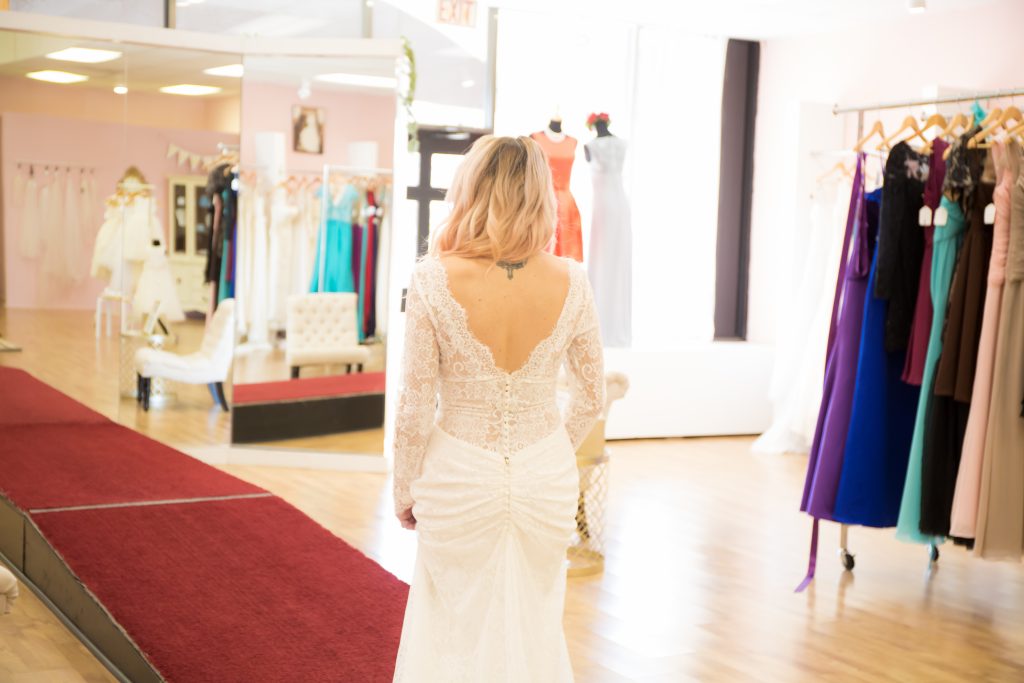 Life and style blogger, the Samantha Show sits down with the owners of Uptown Gowns and am sharing tips for finding the perfect wedding dress!