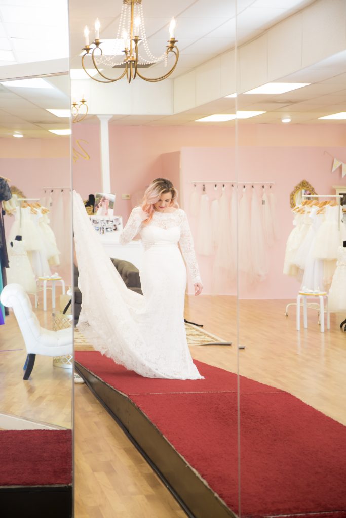 Life and style blogger, the Samantha Show sits down with the owners of Uptown Gowns and am sharing tips for finding the perfect wedding dress!