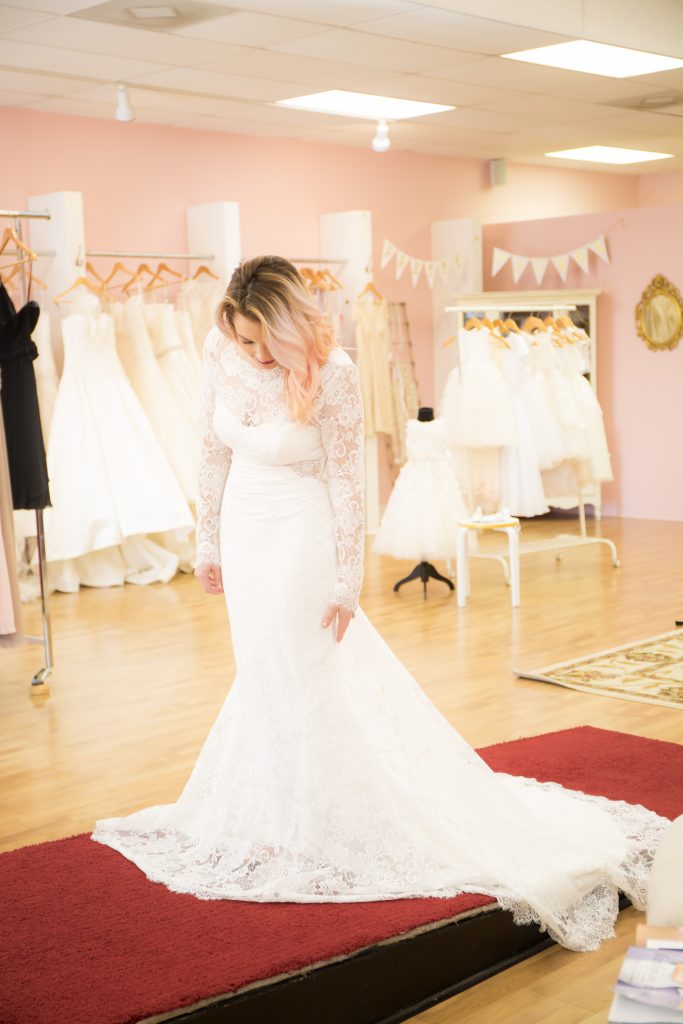 Life and style blogger, the Samantha Show sits down with the owners of Uptown Gowns and am sharing tips for finding the perfect wedding dress!