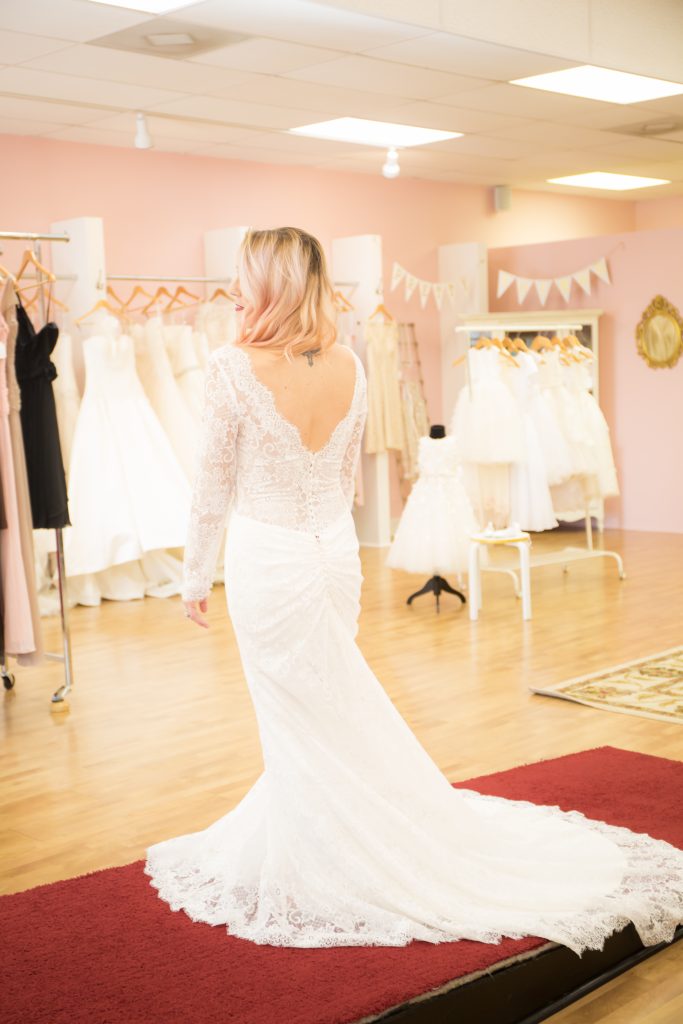 Life and style blogger, the Samantha Show sits down with the owners of Uptown Gowns and am sharing tips for finding the perfect wedding dress!