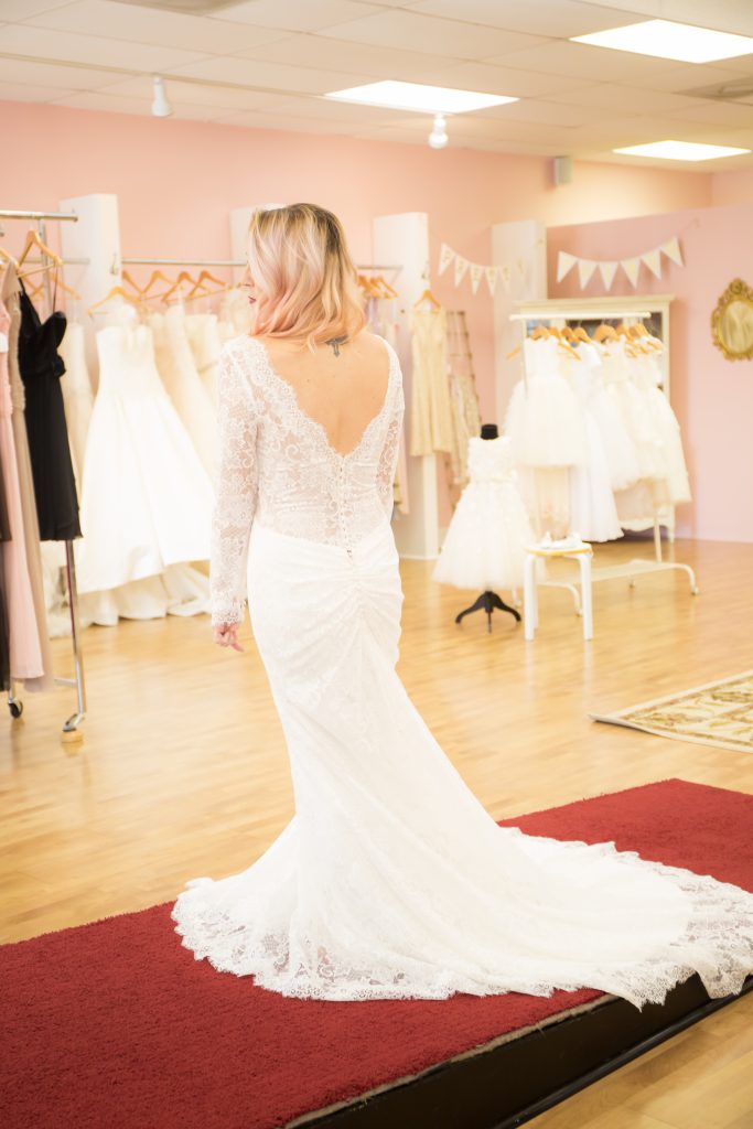 Life and style blogger, the Samantha Show sits down with the owners of Uptown Gowns and am sharing tips for finding the perfect wedding dress!