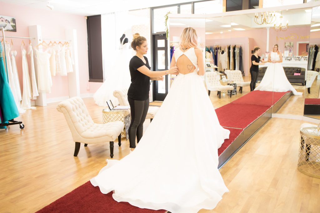 Life and style blogger, the Samantha Show sits down with the owners of Uptown Gowns and am sharing tips for finding the perfect wedding dress!