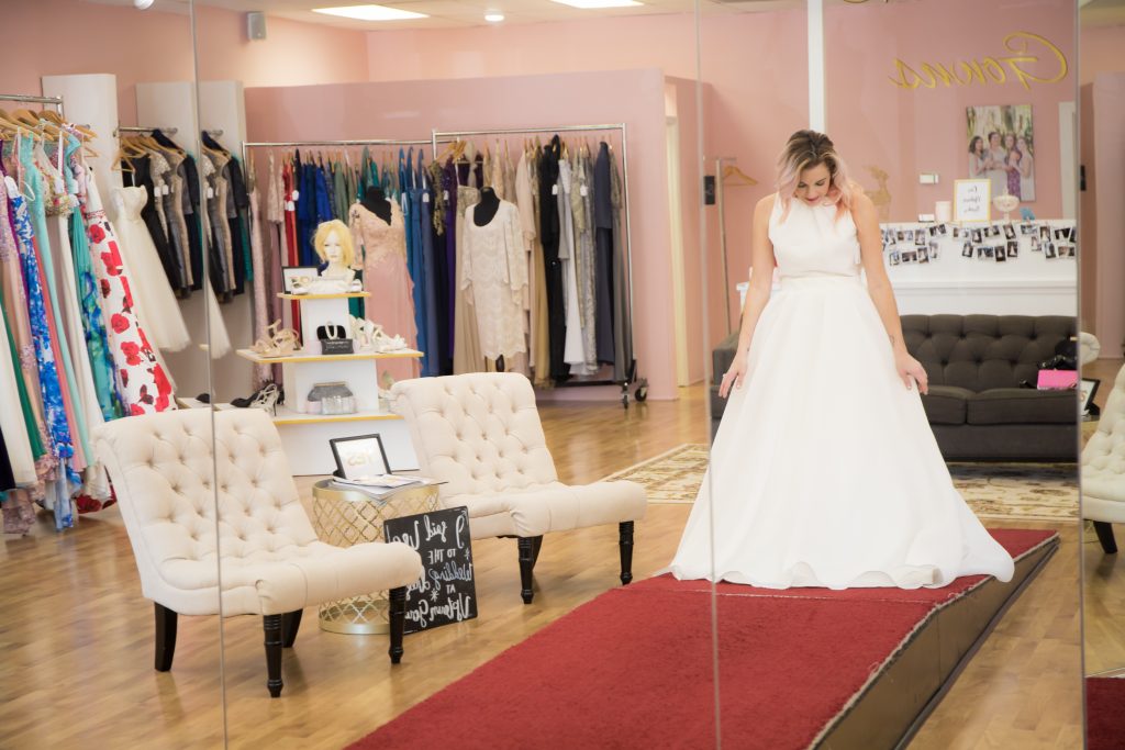 Life and style blogger, the Samantha Show sits down with the owners of Uptown Gowns and am sharing tips for finding the perfect wedding dress!