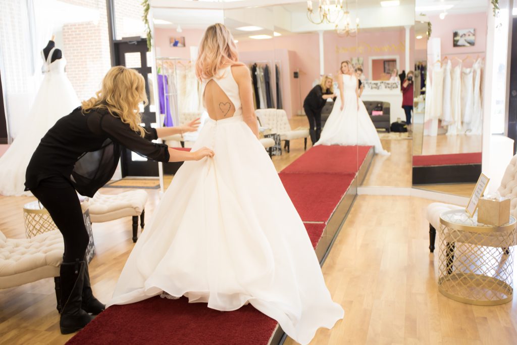 Life and style blogger, the Samantha Show sits down with the owners of Uptown Gowns and am sharing tips for finding the perfect wedding dress!