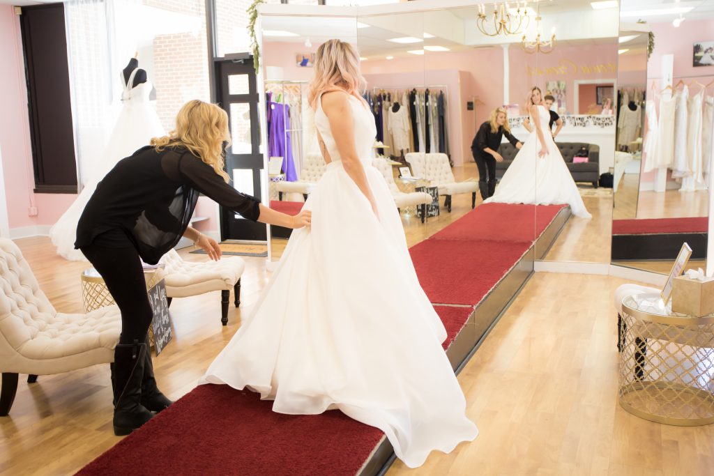 Life and style blogger, the Samantha Show sits down with the owners of Uptown Gowns and am sharing tips for finding the perfect wedding dress!