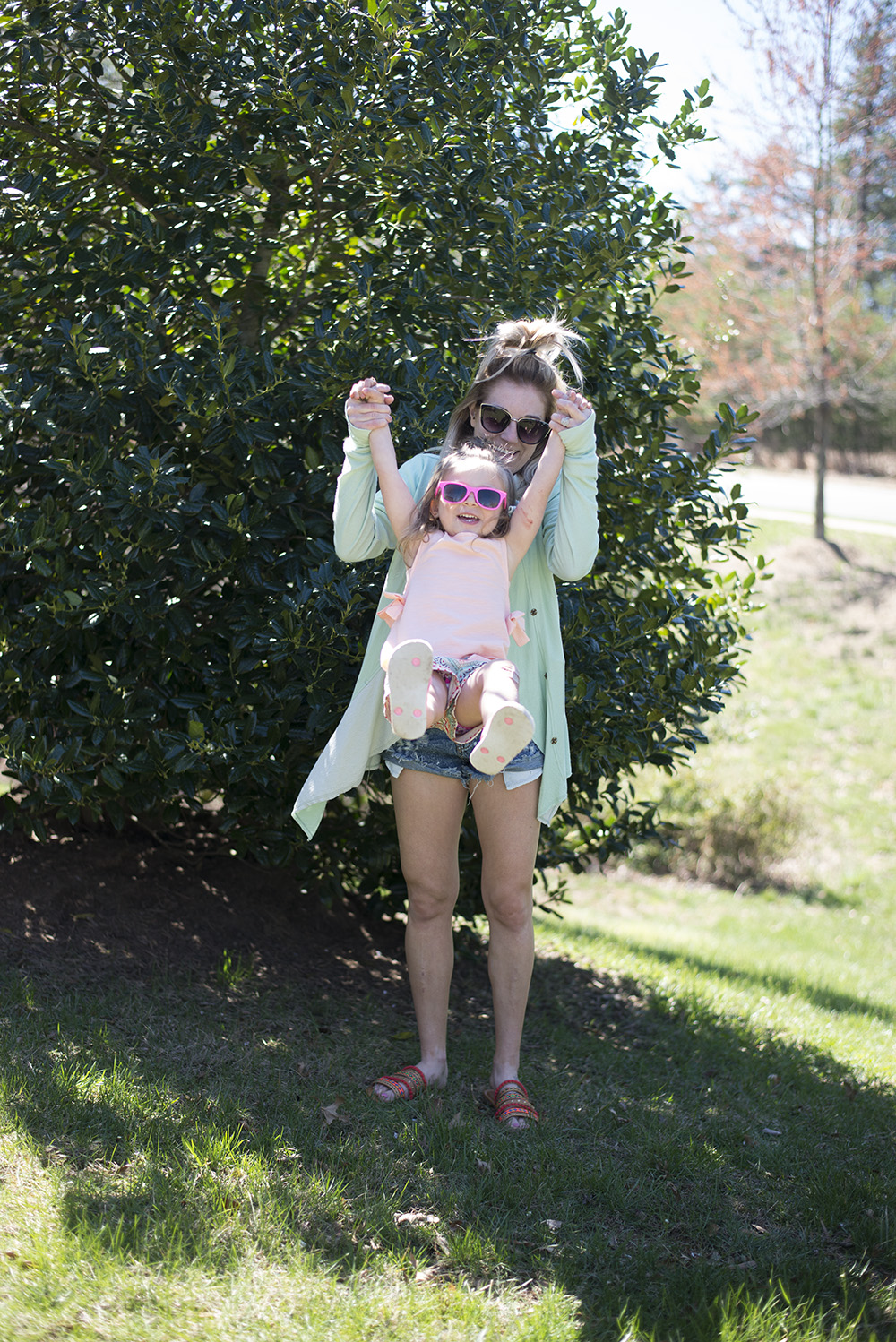 Real mom fashion: denim shorts and tops are life during spring and summer. Casual enough to wear while at the park with the kids but still cute and trendy enough to make you feel confident. 