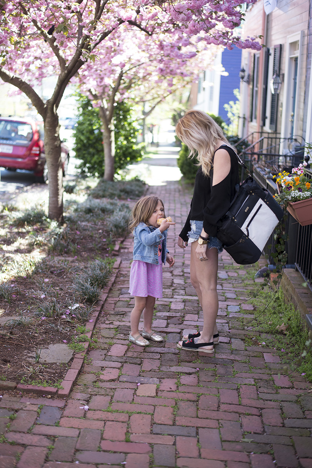 Why I still carry a diaper bag for my preschoolers: Want to know the secret to going ANYWHERE with busy preschoolers. Read on :)