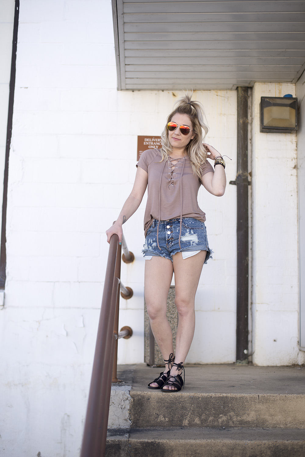 Real mom fashion: denim shorts and tops are life during spring and summer. Casual enough to wear while at the park with the kids but still cute and trendy enough to make you feel confident. 