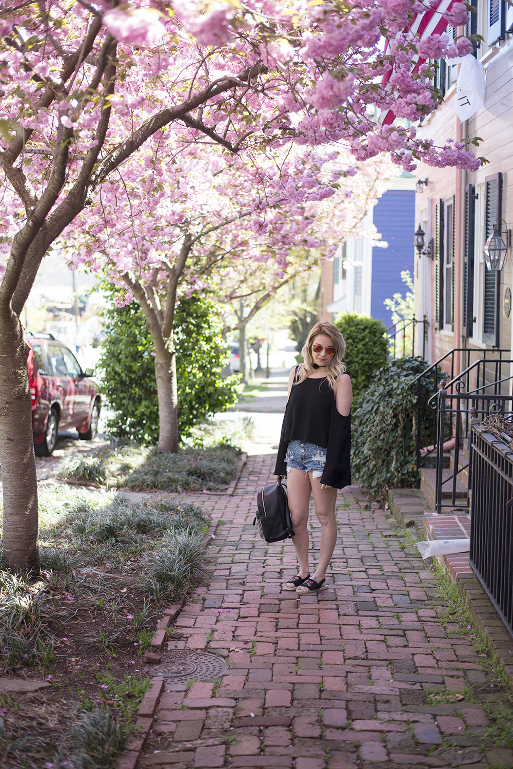 Real mom fashion: denim shorts and tops are life during spring and summer. Casual enough to wear while at the park with the kids but still cute and trendy enough to make you feel confident. 