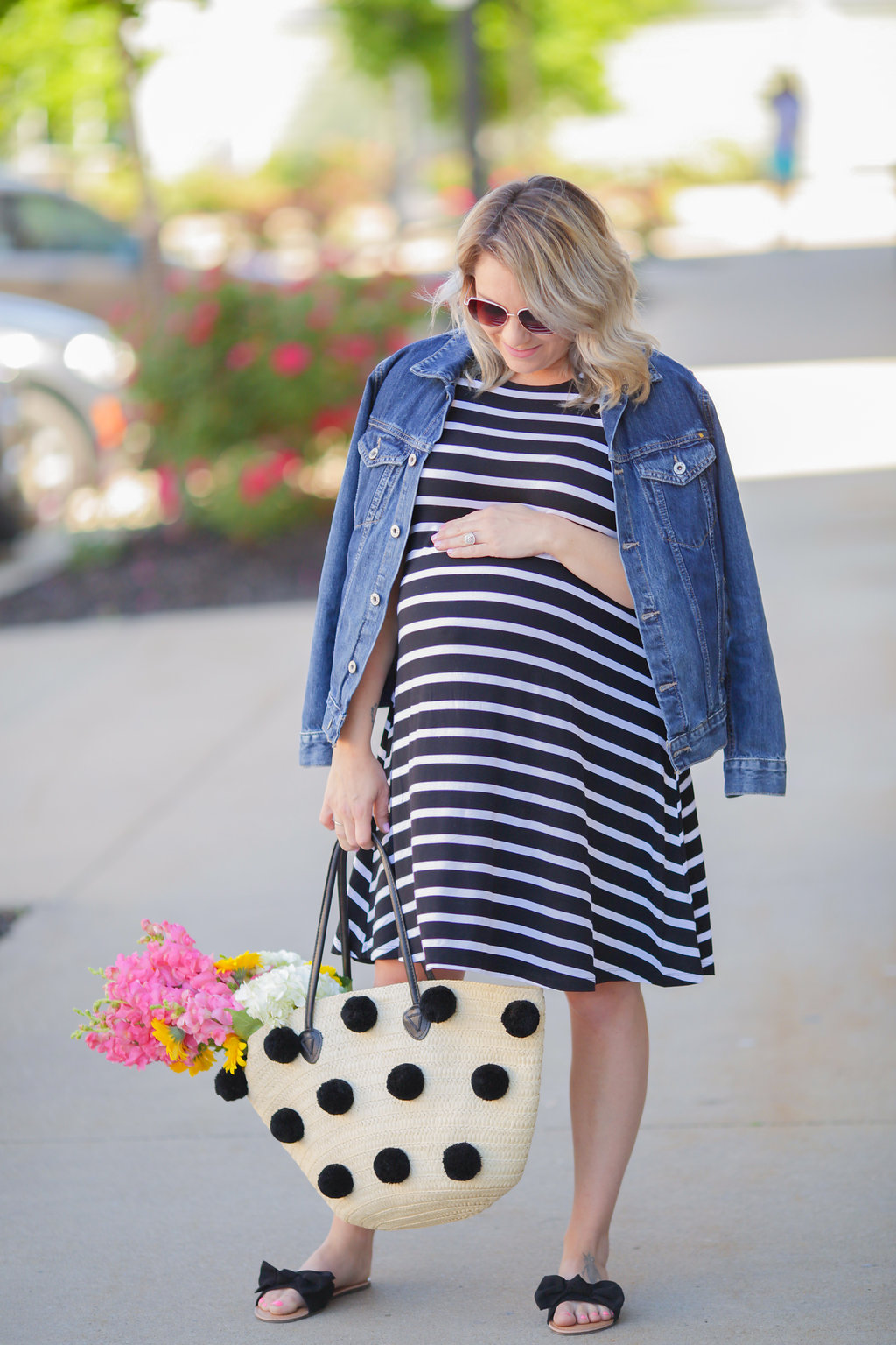 Cleveland blogger The Samantha Show shares some casual maternity outfit inspiration. 