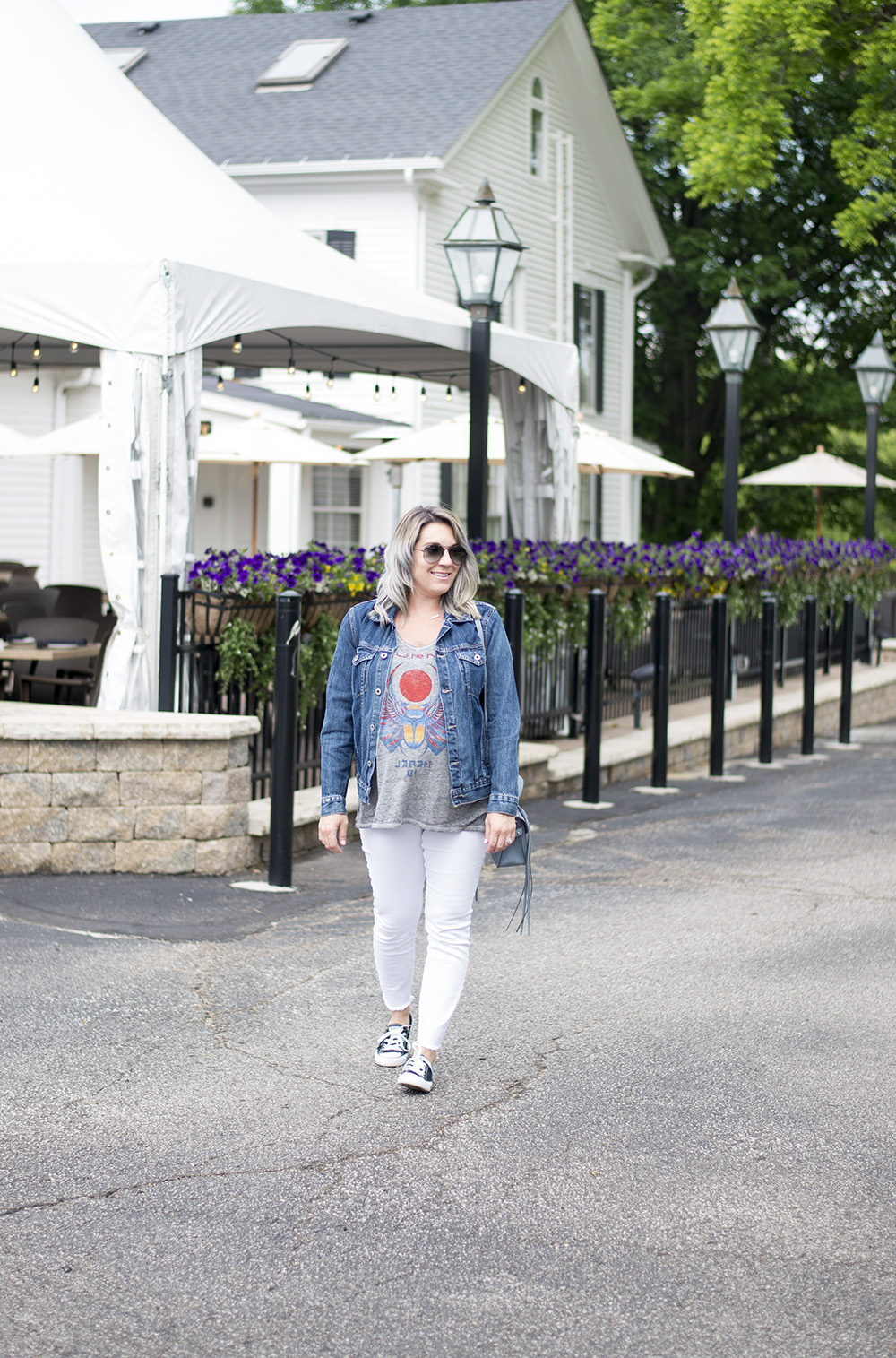 Cleveland blogger The Samantha Show shares some casual maternity outfit inspiration. 