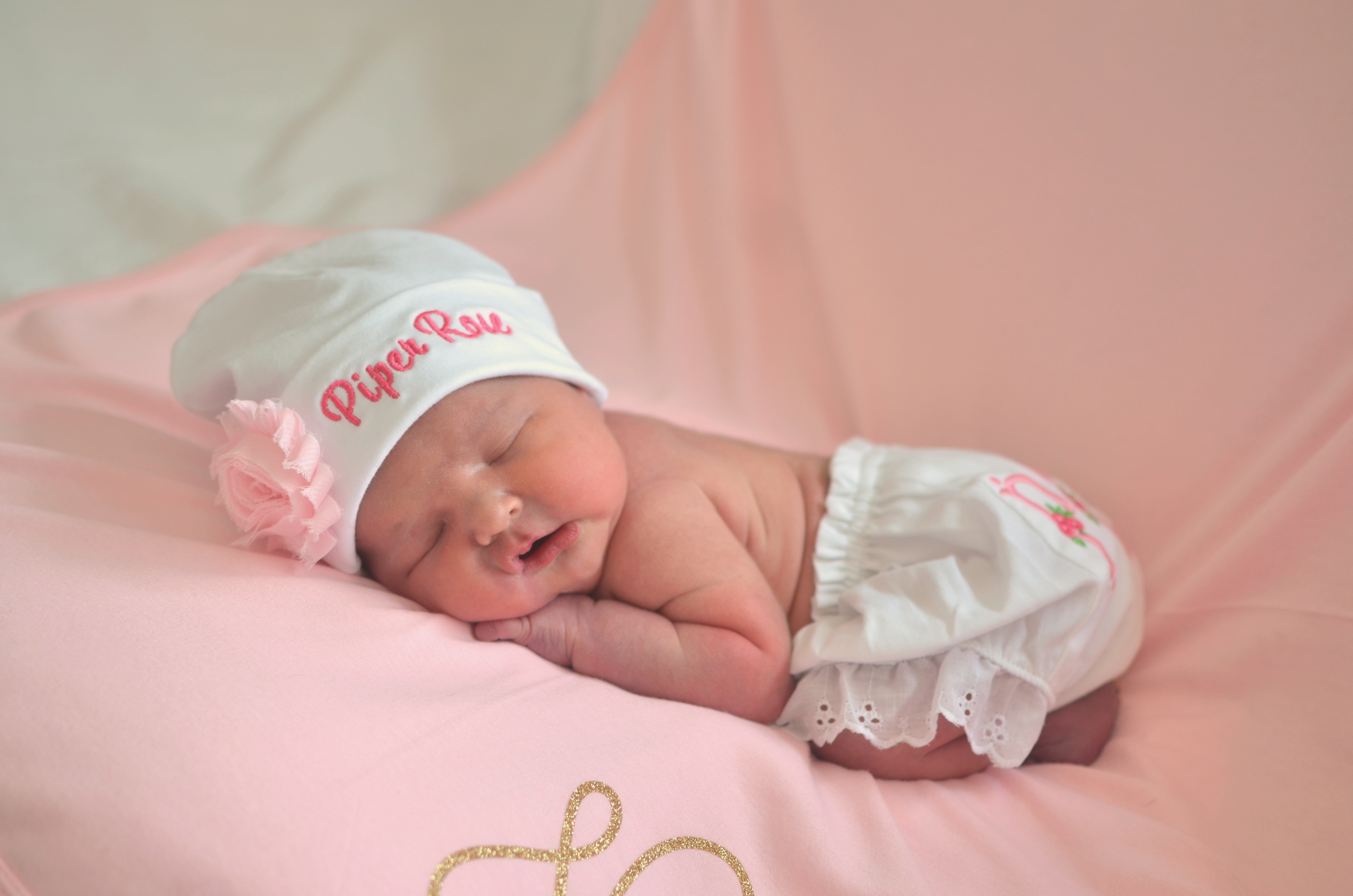 Cleveland blogger shares newborn photoshoot with Bella Baby Photography