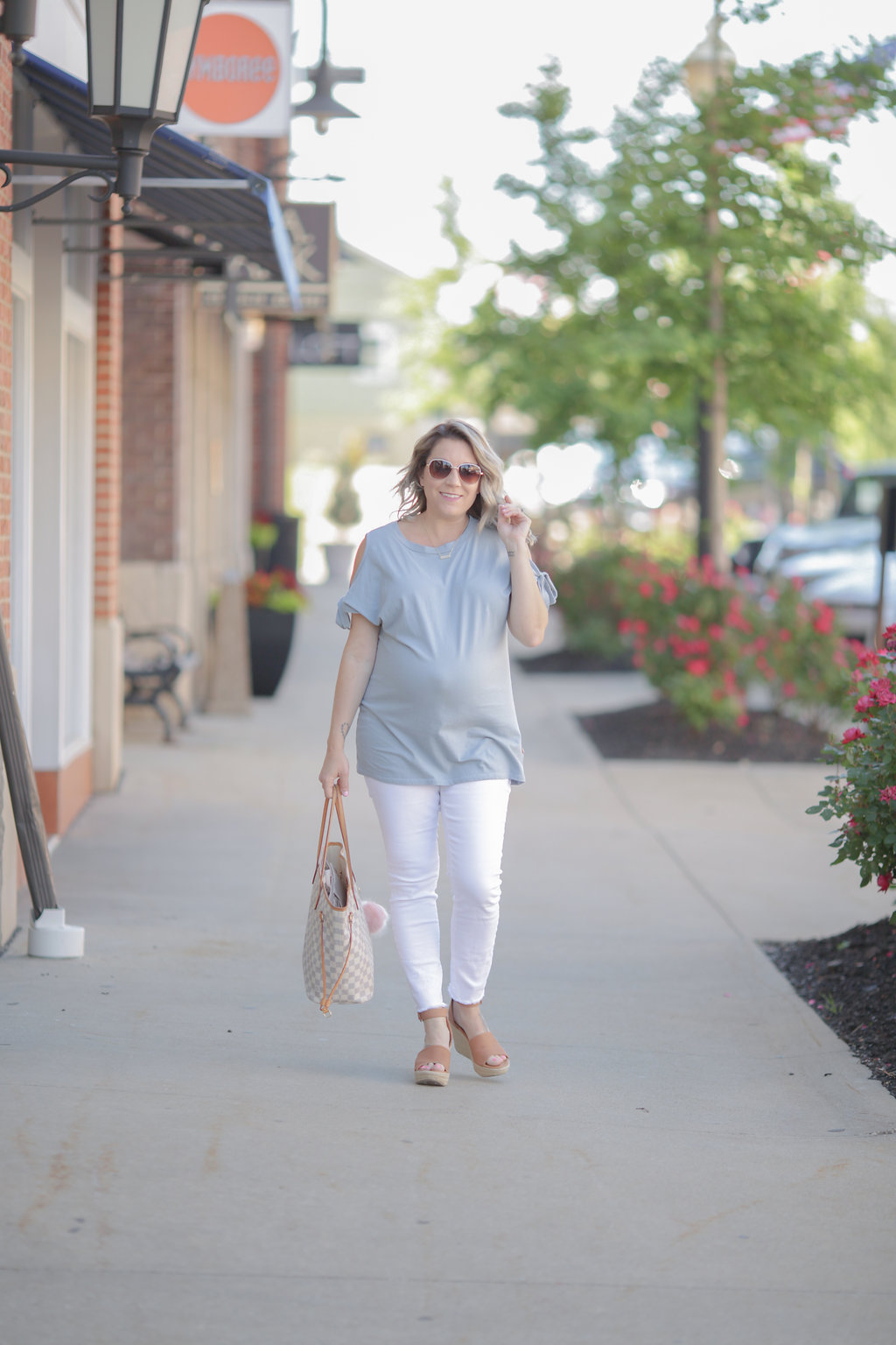 Cleveland blogger The Samantha Show shares some casual maternity outfit inspiration. 