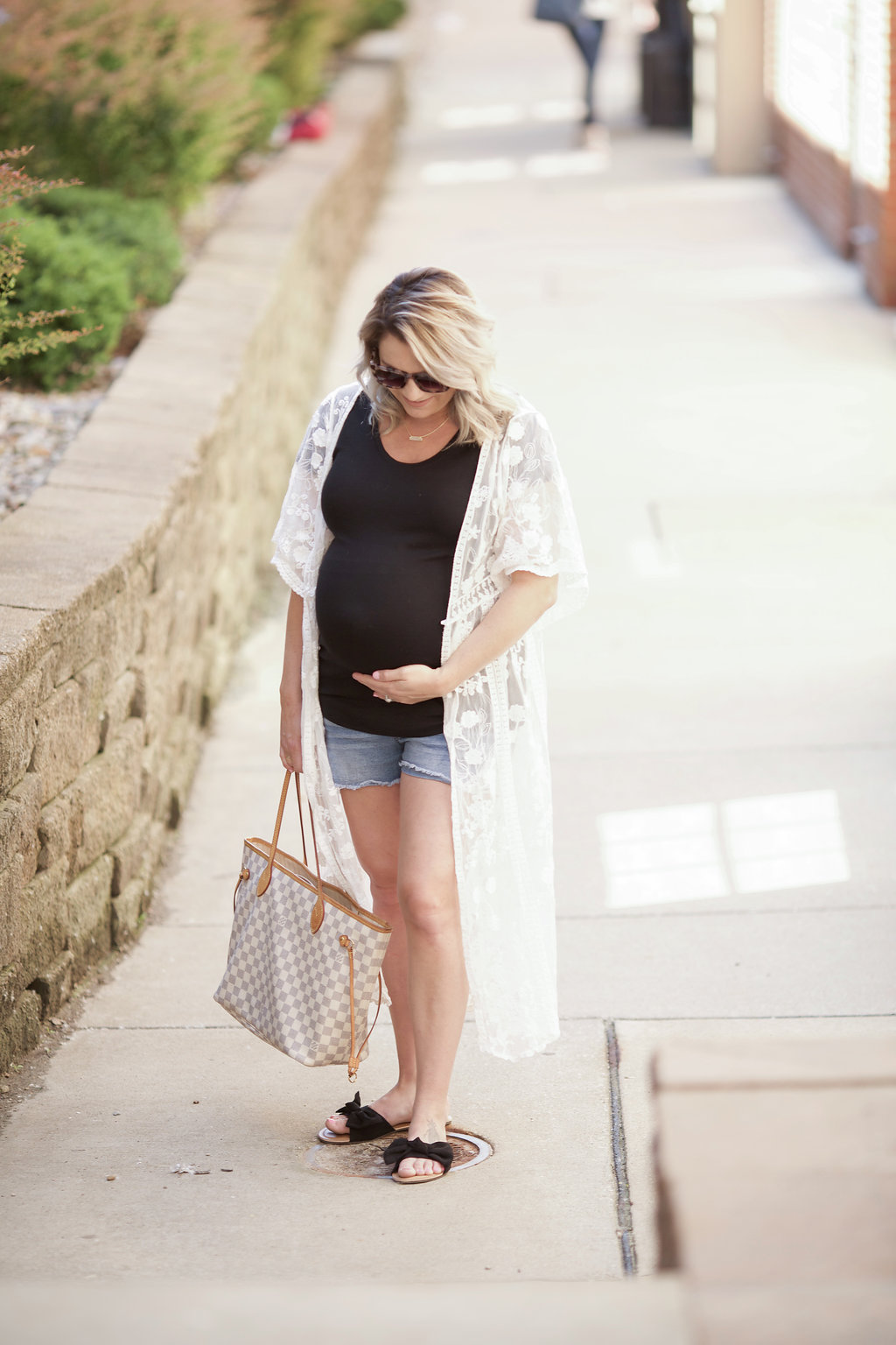 Casual maternity outfit inspiration - The Samantha Show- A Cleveland Life +  Style Blog