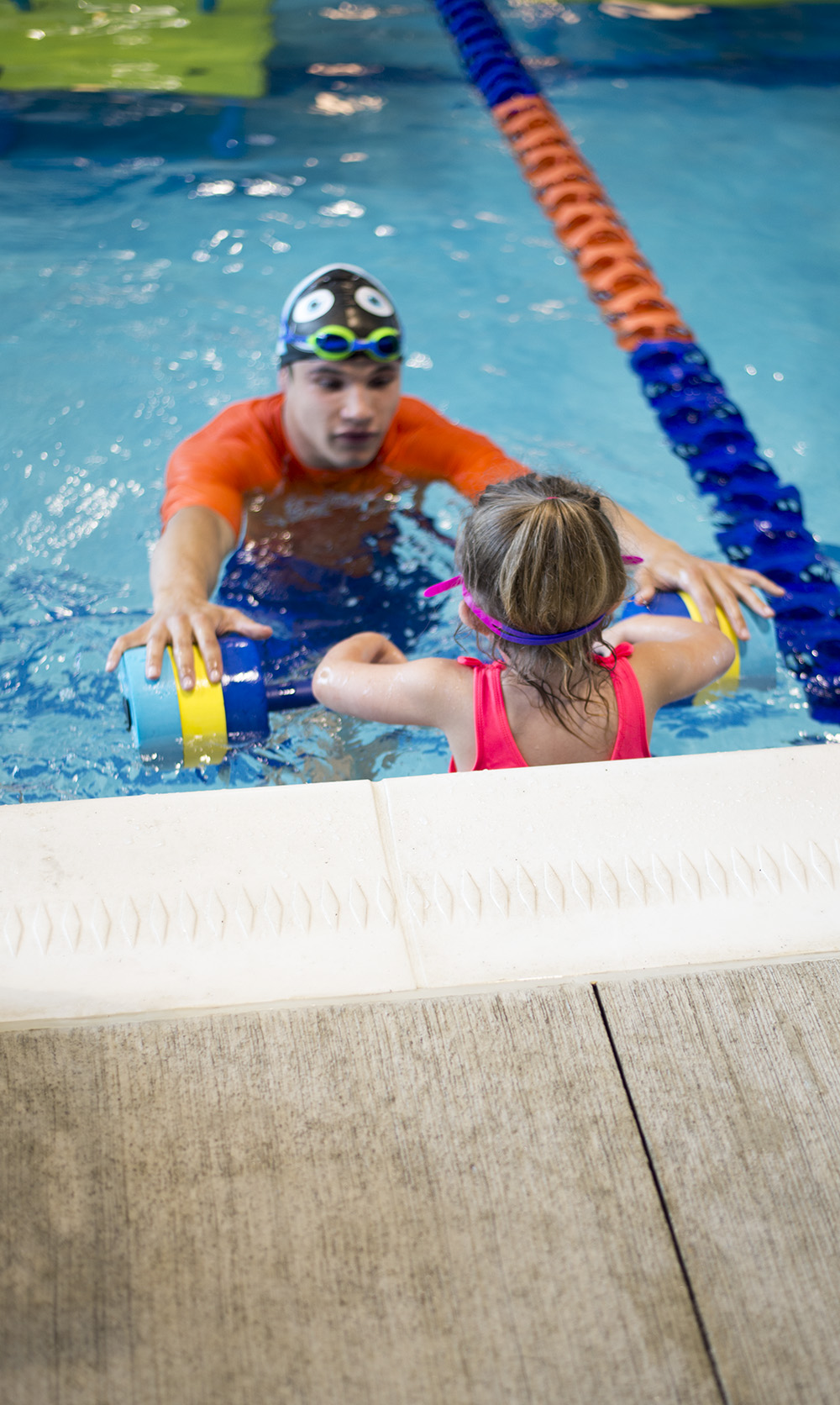 Want to learn How to get your kids to love swimming lessons? Cleveland blogger The Samantha Show shares her experience at Goldfish Swim School. 