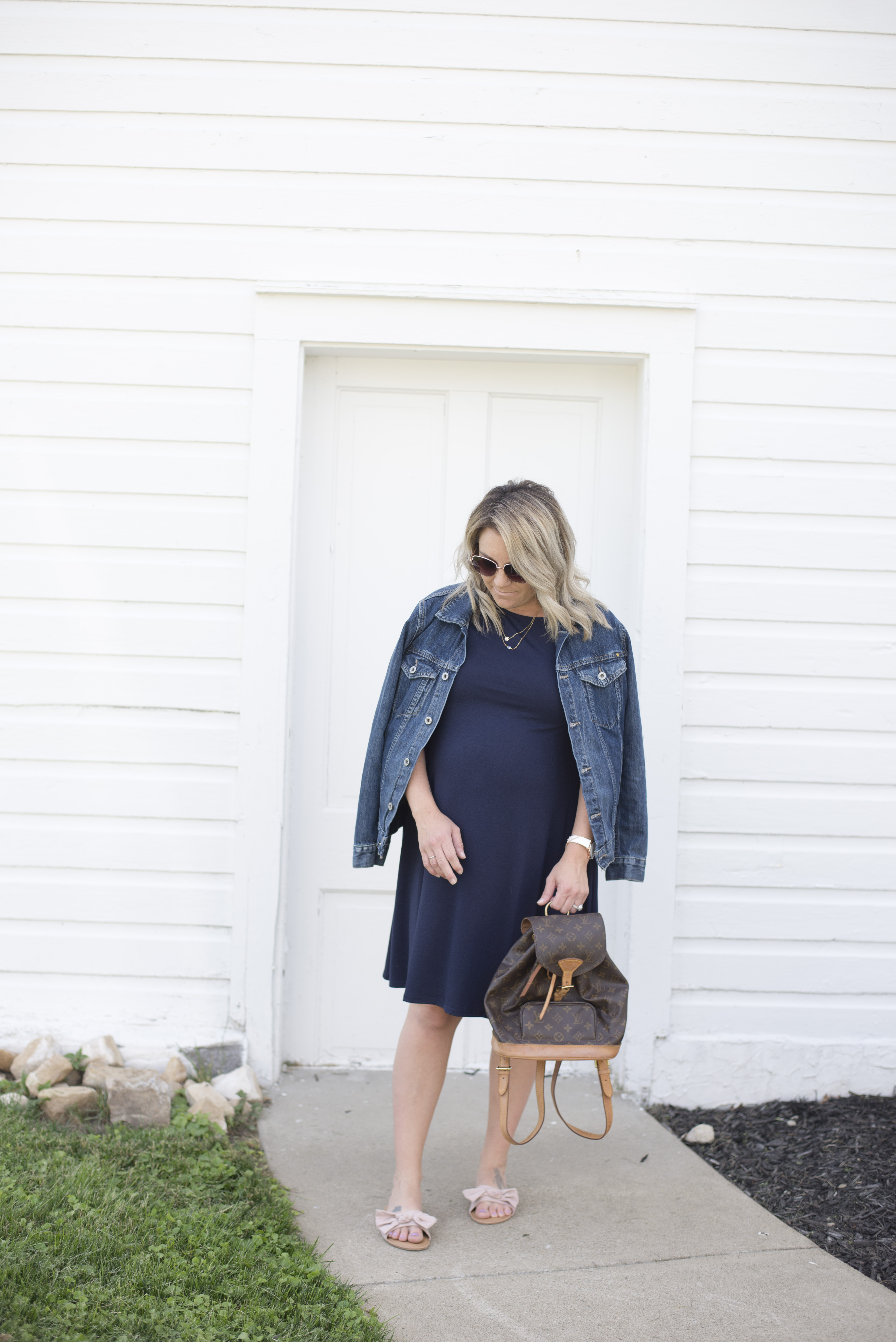 Cleveland blogger The Samantha Show shares some casual maternity outfit inspiration. 