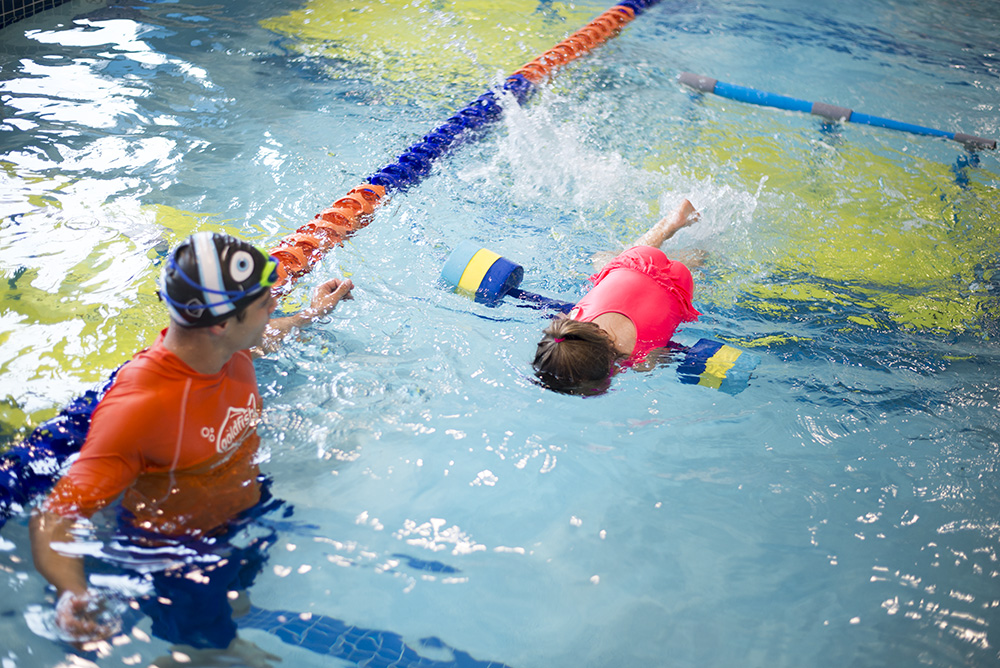 Not sure How to get your kids to love swimming lessons? Cleveland blogger The Samantha Show has the answer! 