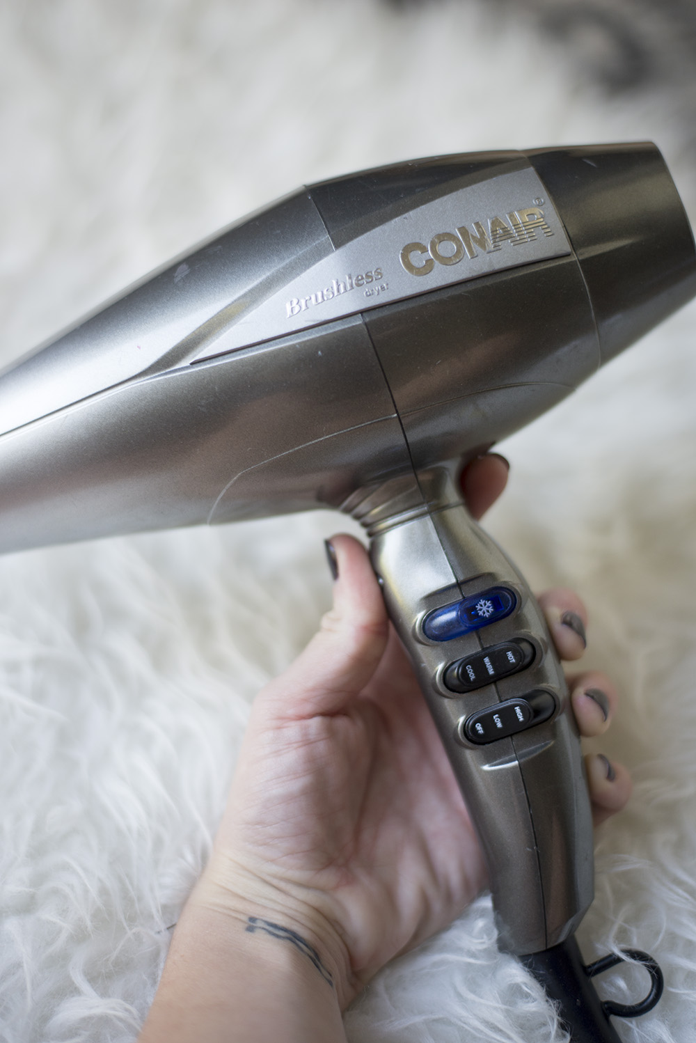 Cleveland blogger The Samantha Show shares her tips on how to cut your blow dry time in half. 