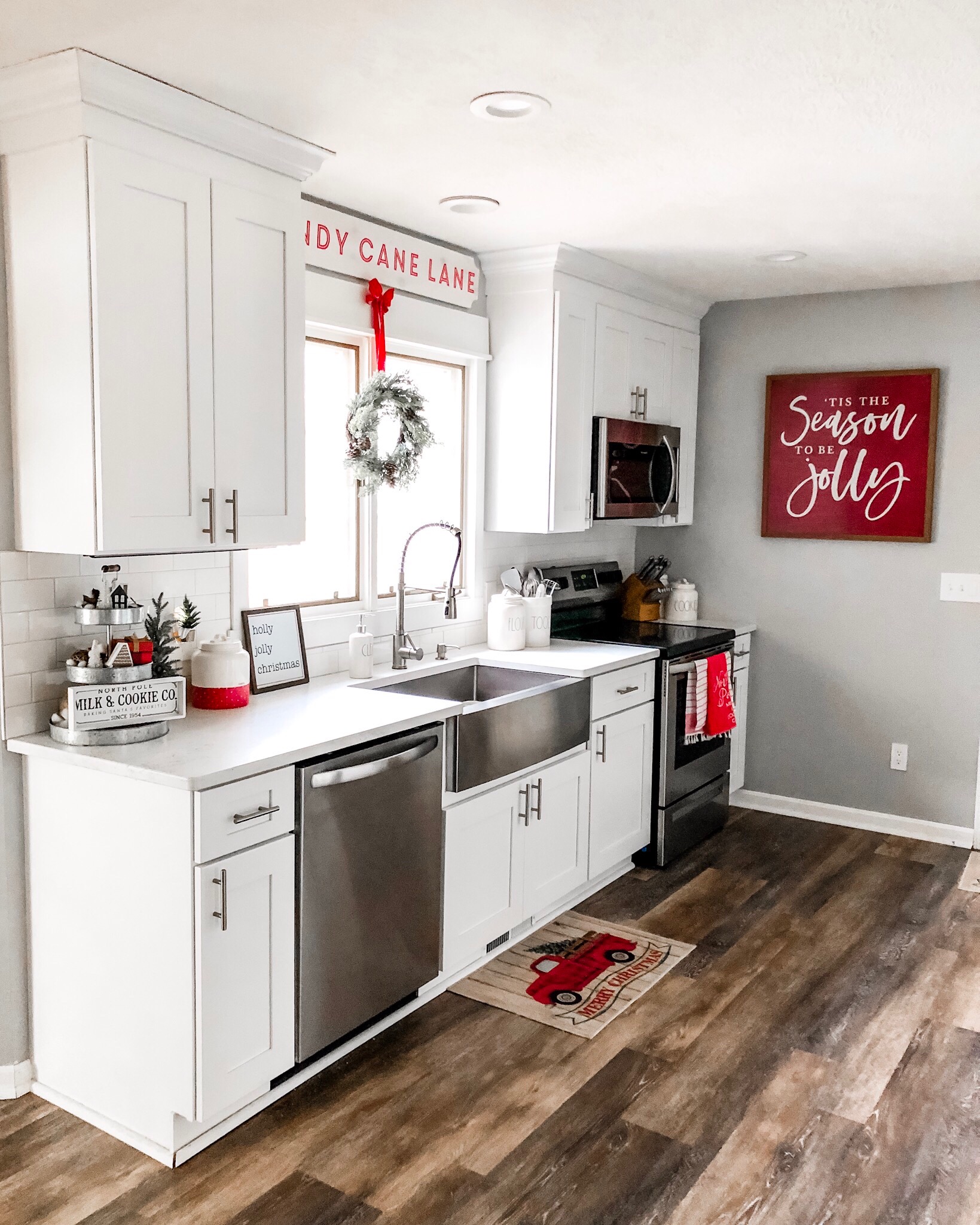 farmhouse kitchen christmas decor 