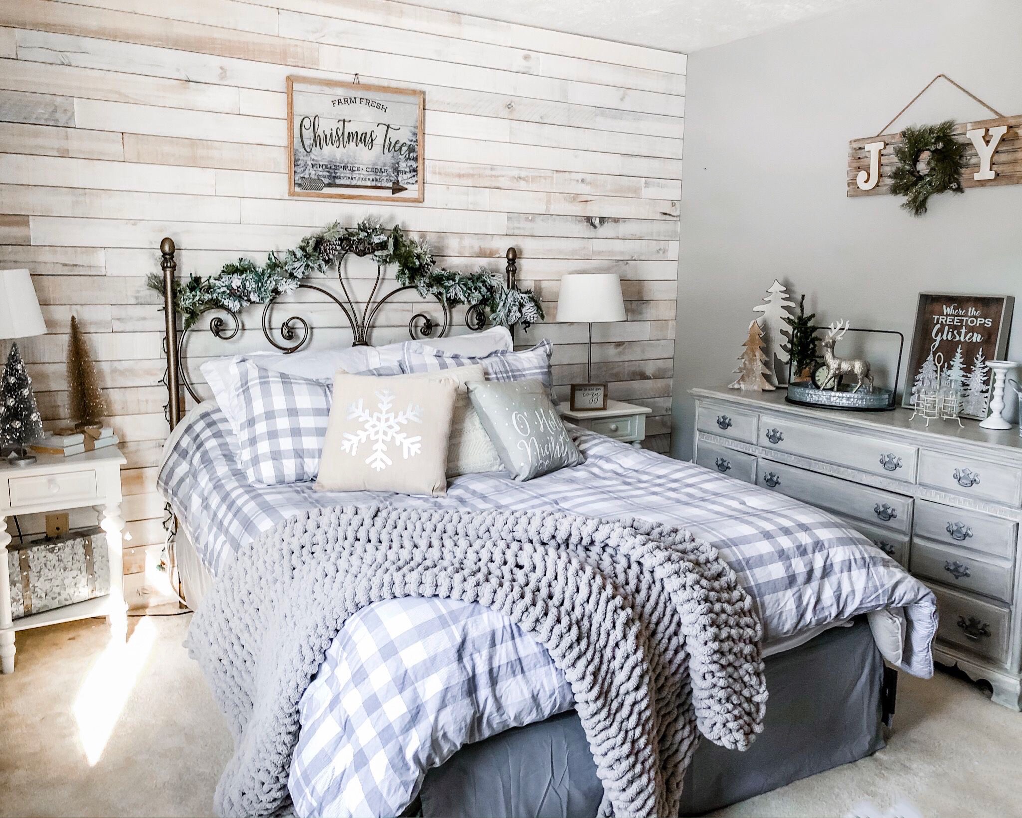 farmhouse bedroom christmas decor